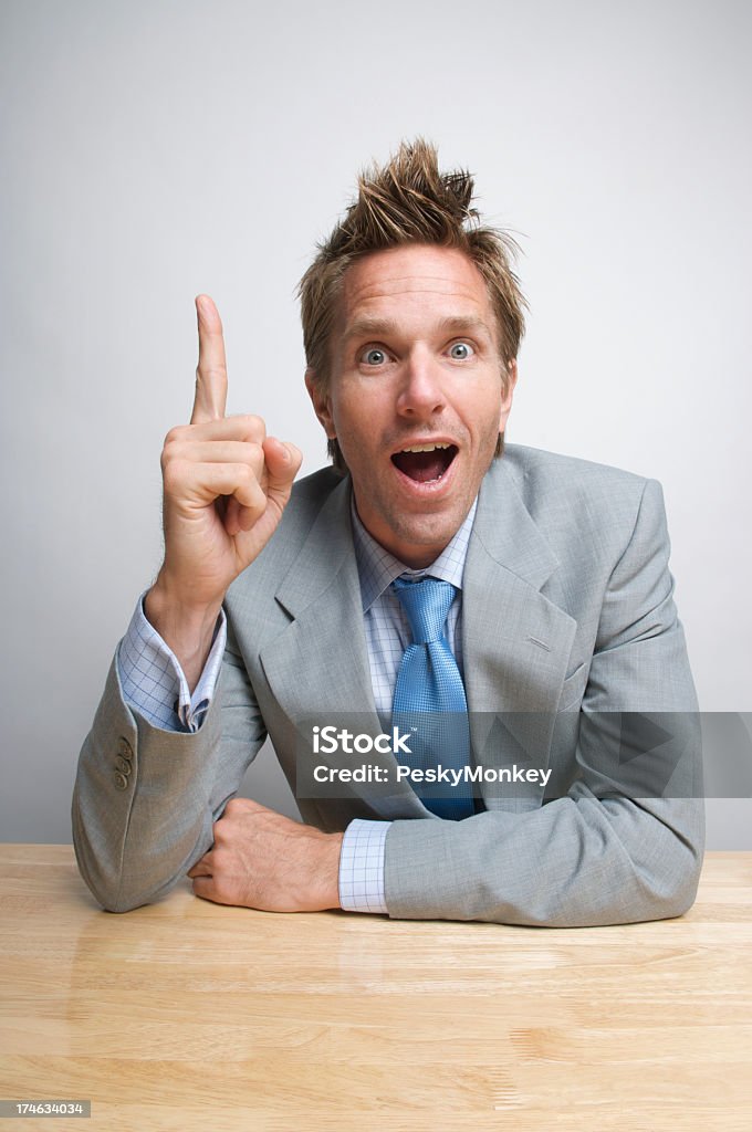 Ich hab ihn gefunden! Geschäftsmann Office Worker zeigt sich an der Rezeption - Lizenzfrei Anzug Stock-Foto
