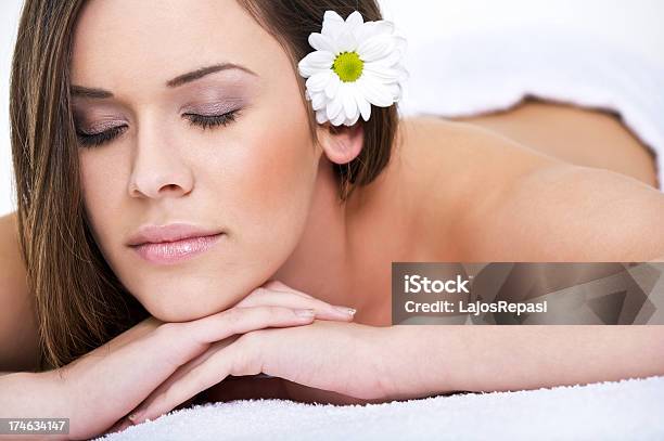 Relaxante No Spa - Fotografias de stock e mais imagens de Adulto - Adulto, Atividade Recreativa, Beleza