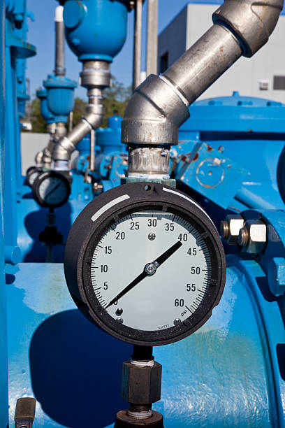 szereg wskaźników ciśnienia na duże niebieskie przewody rurowe - sewage treatment plant water plant pressure gauge physical pressure zdjęcia i obrazy z banku zdjęć