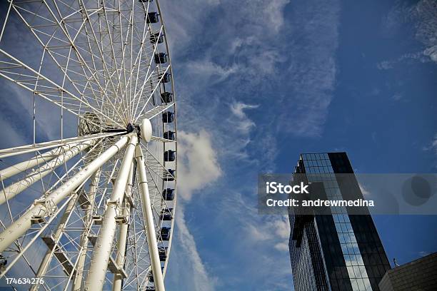 Centro Da Cidade De Rodagigantever Lightbox Por Baixo De Outros Exemplos - Fotografias de stock e mais imagens de Alto - Descrição Física