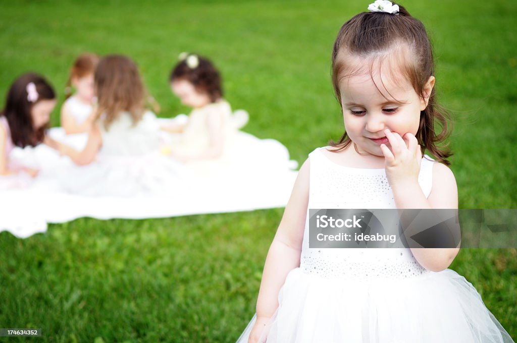 Menina tímida em um chá festivo ao ar livre - Foto de stock de 2-3 Anos royalty-free