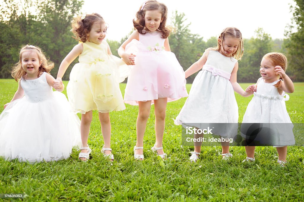 Pięć szczęśliwy dziewczyny w Suknie Skoki na zewnątrz - Zbiór zdjęć royalty-free (Dziewczyny)