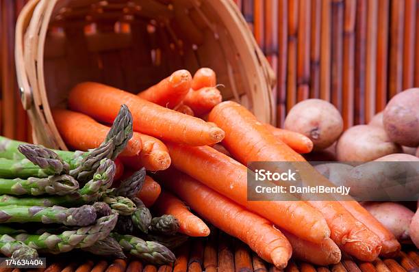 Espargos Cenouras Batata Vermelha - Fotografias de stock e mais imagens de Batata Crua - Batata Crua, Batata vermelha, Cenoura