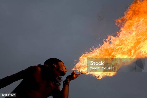 Foto de Engolidor De Fogo e mais fotos de stock de Engolidor de Fogo - Engolidor de Fogo, Mágico, Abastecer