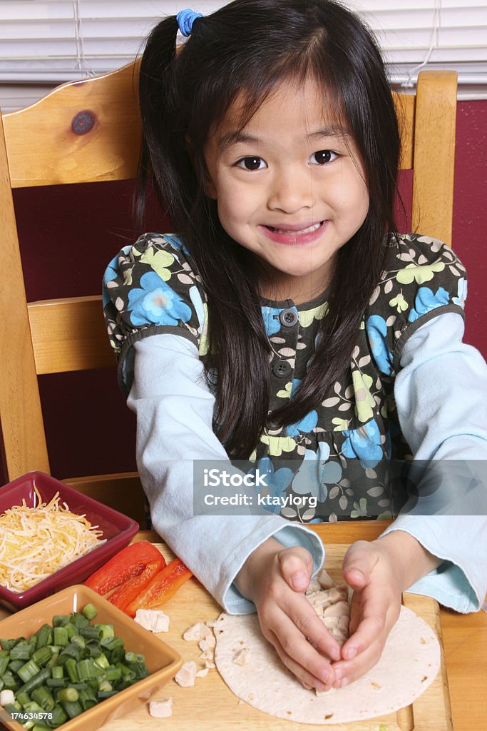 Kleines Mädchen, die ein gesundes Mittagessen - Lizenzfrei 6-7 Jahre Stock-Foto