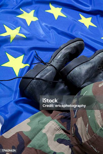 Foto de Botas Do Exército E Uniforme Na Bandeira Da Ue e mais fotos de stock de Bandeira - Bandeira, Bandeira da Comunidade Européia, Bota