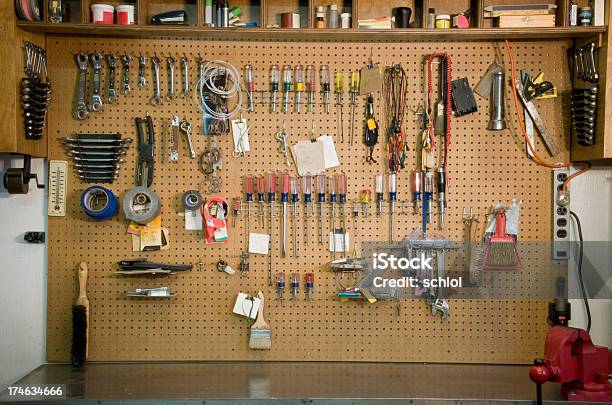 Garagem Trabalho Banco - Fotografias de stock e mais imagens de Prancha de Pinos - Prancha de Pinos, Ferramenta de Trabalho, Oficina Automóvel