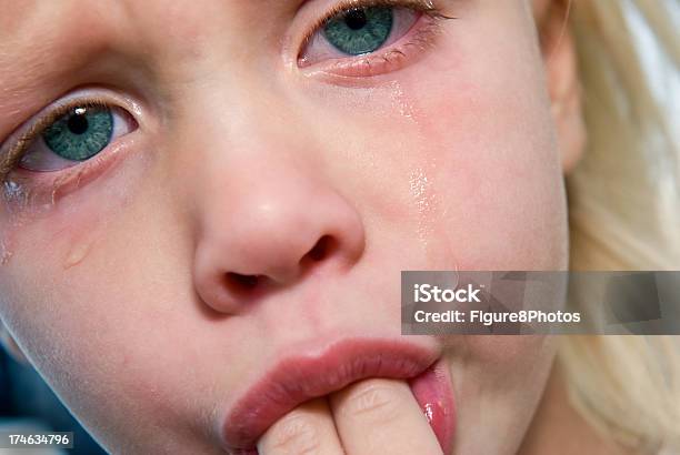Crying Augen Stockfoto und mehr Bilder von Mädchen - Mädchen, Träne, Finger im Mund
