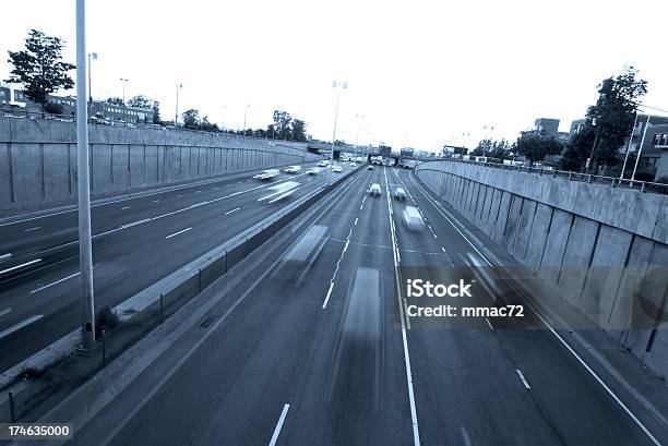 Foto de A Highway e mais fotos de stock de A caminho - A caminho, Autoestrada, Azul
