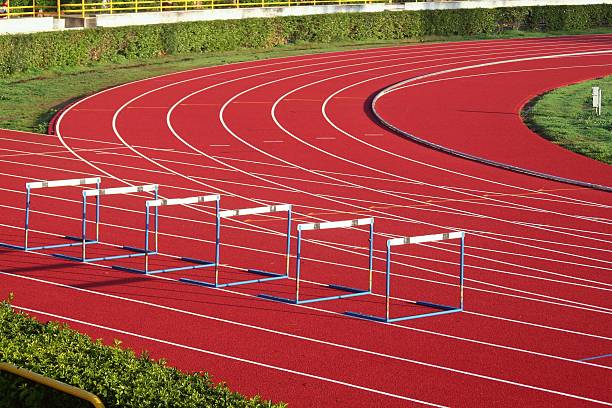 обучение поле - hurdle hurdling track and field stadium exercise equipment стоковые фото и изображения