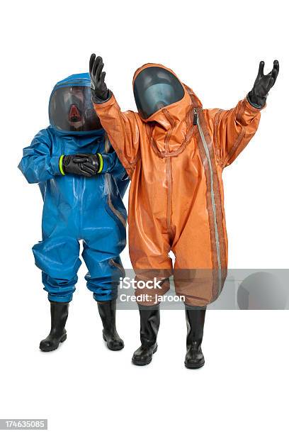 Dois Homem Vestindo Roupa De Proteção Química - Fotografias de stock e mais imagens de Roupa Antirradioativa - Roupa Antirradioativa, Adulto, Azul