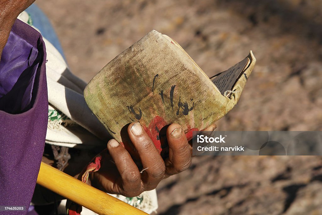 Credente lettura Sacra Bibbia di Lalibela Etiopia - Foto stock royalty-free di Chiesa