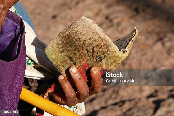 Credente Lettura Sacra Bibbia Di Lalibela Etiopia - Fotografie stock e altre immagini di Chiesa - Chiesa, Lalibela, Etiopia