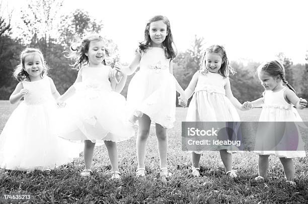 Fünf Kleine Mädchen Holding Hände Stockfoto und mehr Bilder von 2-3 Jahre - 2-3 Jahre, 4-5 Jahre, Fotografie