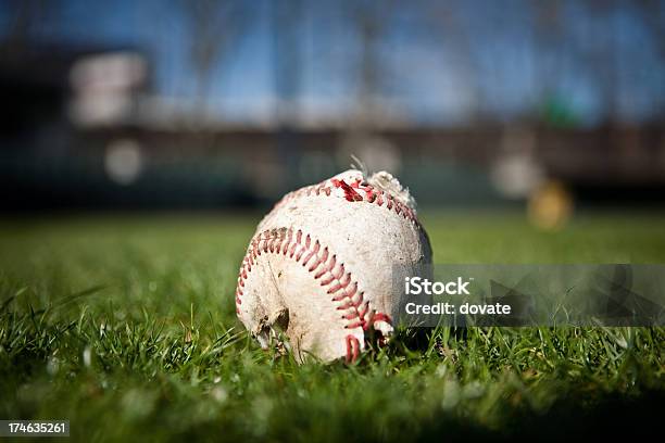 Photo libre de droit de Déchiré Joueur De Baseball banque d'images et plus d'images libres de droit de Balle de baseball - Balle de baseball, Balle ou ballon, Baseball