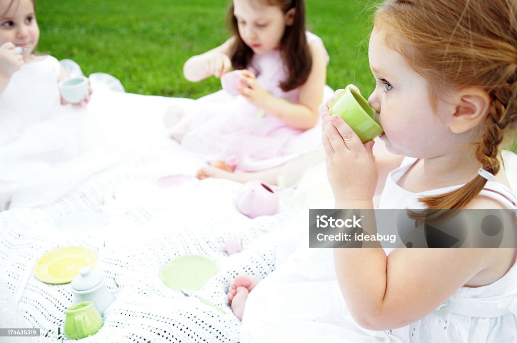 Três meninas em vestidos com um Tea Party - Foto de stock de Criança royalty-free