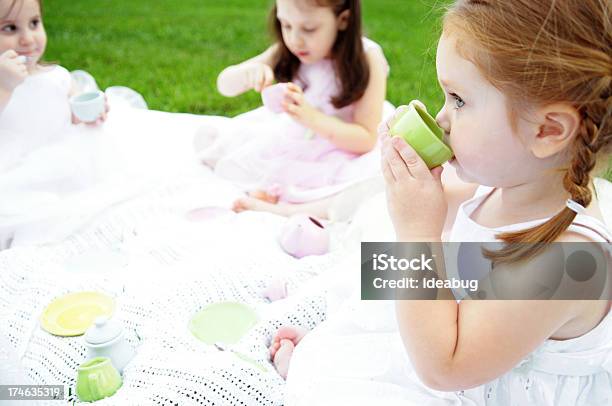 Foto de Três Meninas Em Vestidos Com Um Tea Party e mais fotos de stock de Criança - Criança, Hora do Chá, Cabelo Ruivo