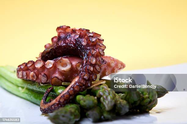 Pulpo A La Parrilla Espárragos Foto de stock y más banco de imágenes de Alimentos cocinados - Alimentos cocinados, Amarillo - Color, Aperitivo - Plato de comida