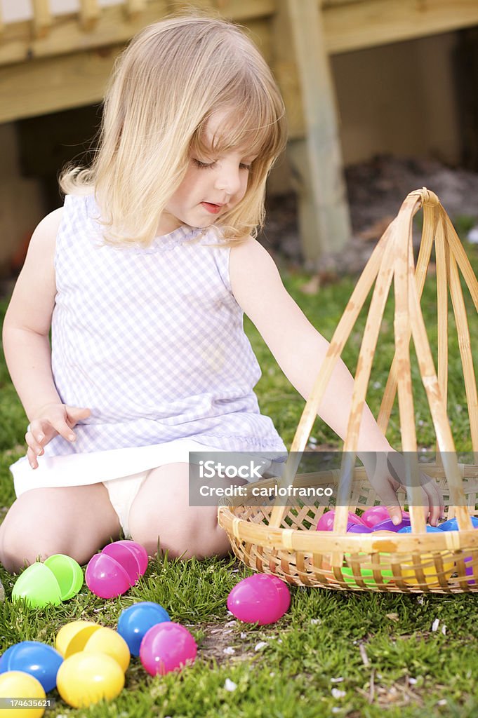 Пасхальное яйцо охоты - Стоковые фото Вертикальный роялти-фри