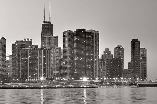 chicago-east loop ao anoitecer - chicago black and white contemporary tower - fotografias e filmes do acervo