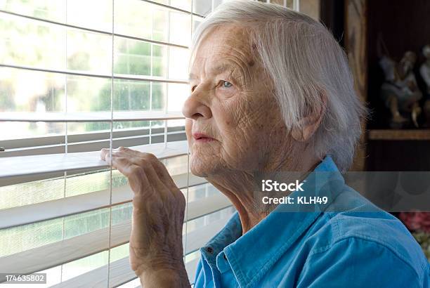 高齢者の女性の外にはウィンドウが表示されます - 年配の女性のストックフォトや画像を多数ご用意 - 年配の女性, 恐れ, 迷う