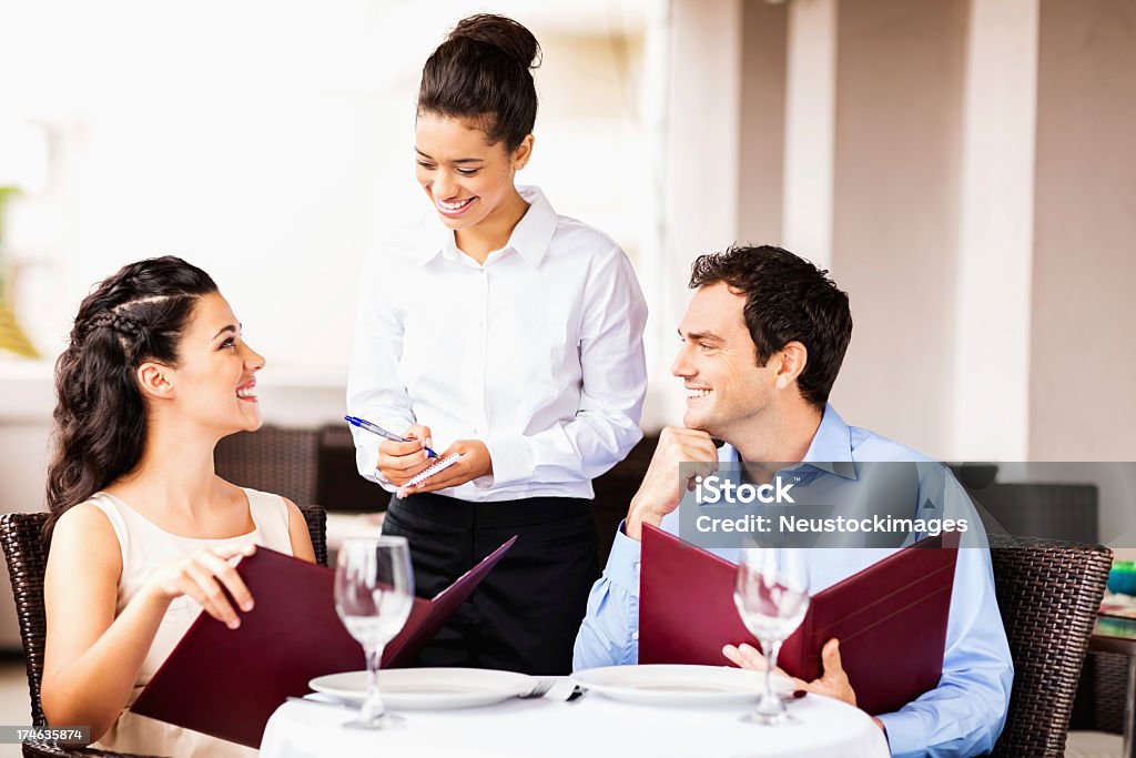 Orden de tomar camarera Pareja en el restaurante - Foto de stock de Cliente libre de derechos