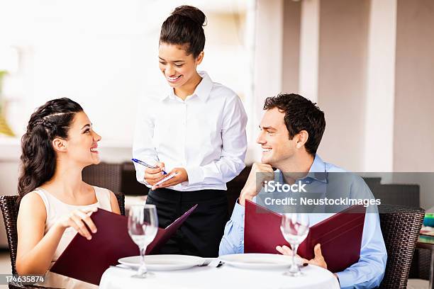 Foto de Ordem De Tomar Garçonete Do Casal No Restaurante e mais fotos de stock de Cliente - Cliente, Restaurante, Garçonete