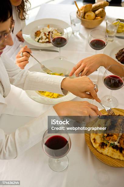 Mujeres Que Tienen La Cena Foto de stock y más banco de imágenes de 2000-2009 - 2000-2009, Adulto, Adulto de mediana edad