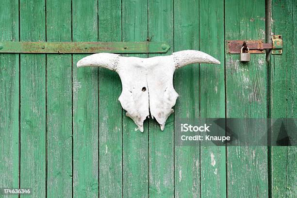 Verde Barn Puerta Foto de stock y más banco de imágenes de Agricultura - Agricultura, Bisagra, Candado