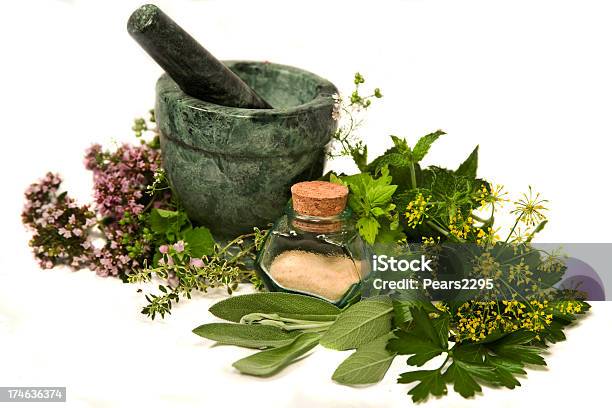 Foto de Série De Ervas e mais fotos de stock de Erva - Erva, Fitoterapia, Pilão e Almofariz