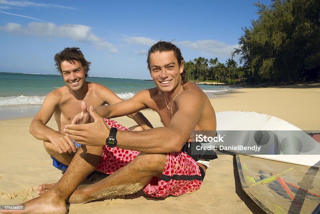 Dos jóvenes especulando en la playa - Foto de stock de Retrato libre de derechos