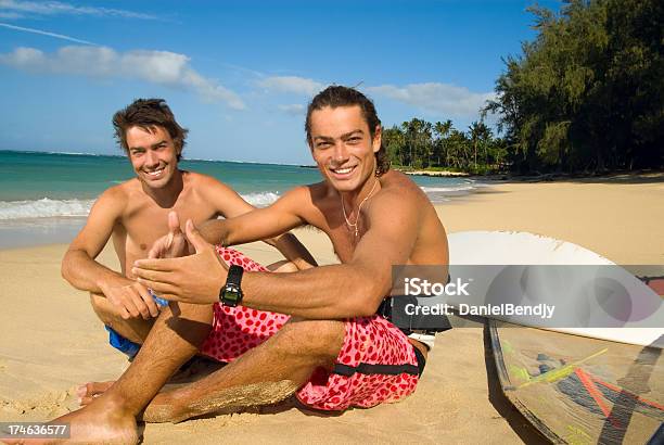 Dos Jóvenes Especulando En La Playa Foto de stock y más banco de imágenes de Retrato - Retrato, Windsurf, Islas de Hawái