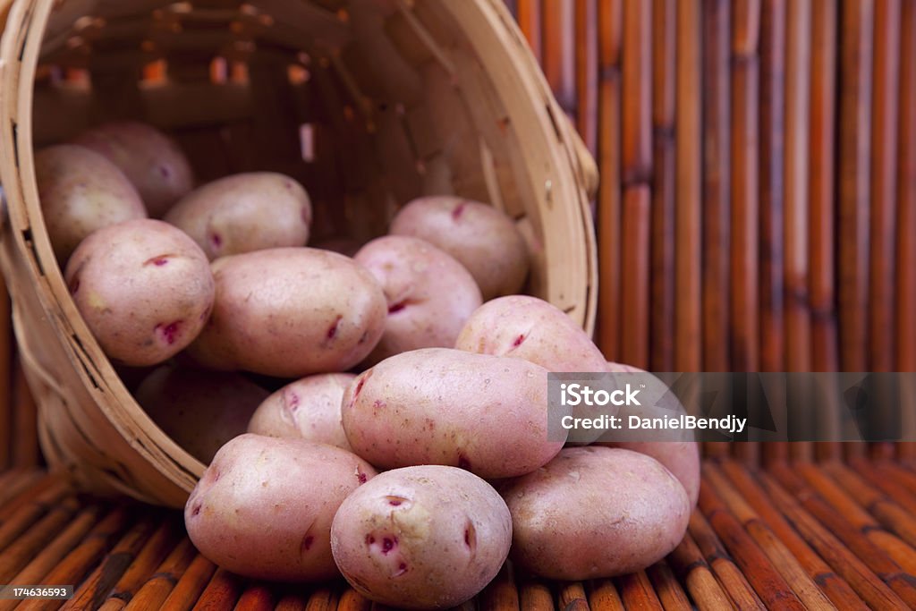 Rosso patate - Foto stock royalty-free di Cestino