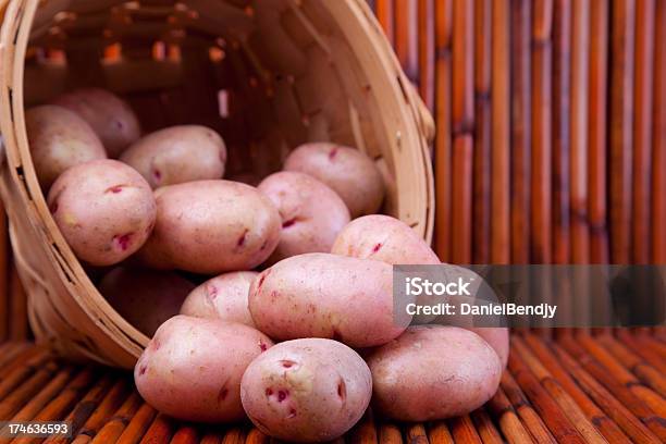 Rosso Patate - Fotografie stock e altre immagini di Cestino - Cestino, Cibi e bevande, Composizione orizzontale