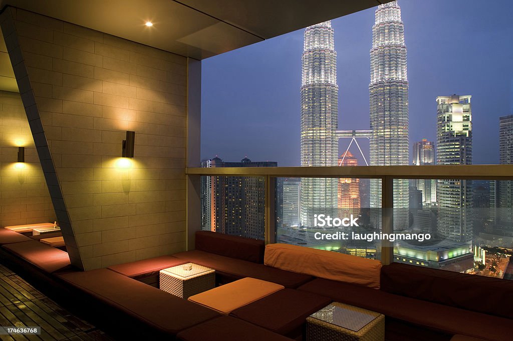 restaurant sur le toit de l'hôtel vue de nuit sur la ville - Photo de Kuala Lumpur libre de droits