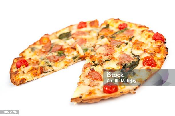 Foto de Isolado Gourmet Pizza e mais fotos de stock de Alimentação Não-saudável - Alimentação Não-saudável, Bacon, Calor