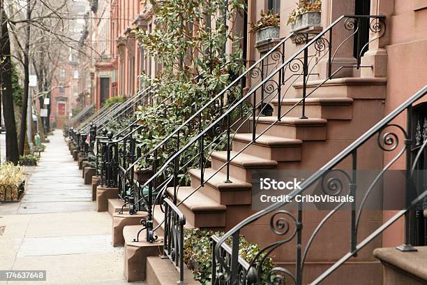 Brooklyn Rua Histórica Brownstone Casas E Stoops - Fotografias de stock e mais imagens de Brooklyn Heights - Brooklyn Heights, Arenito castanho-avermelhado, Brooklyn - Nova Iorque