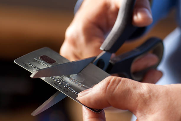schere schneiden eine kreditkarte - home finances cutting scissors finance stock-fotos und bilder