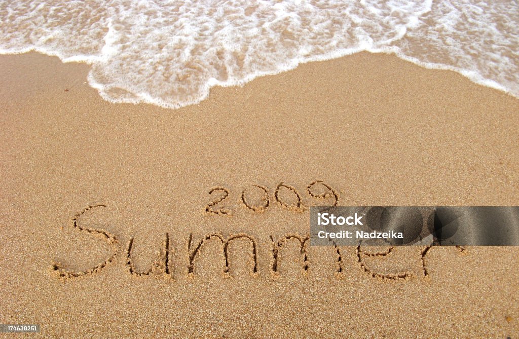 Лето 2009 written on sand - Стоковые фото 2009 роялти-фри