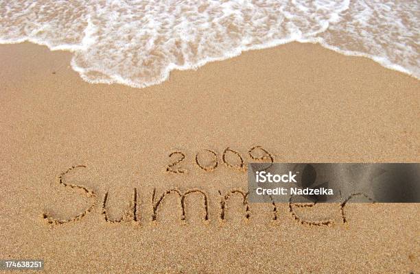 Лето 2009 Written On Sand — стоковые фотографии и другие картинки 2009 - 2009, Веселье, Вода