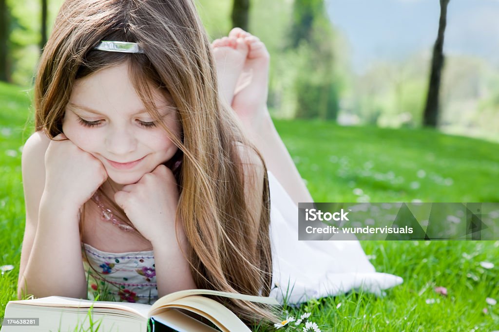 ragazza che legge un libro - Foto stock royalty-free di Albero