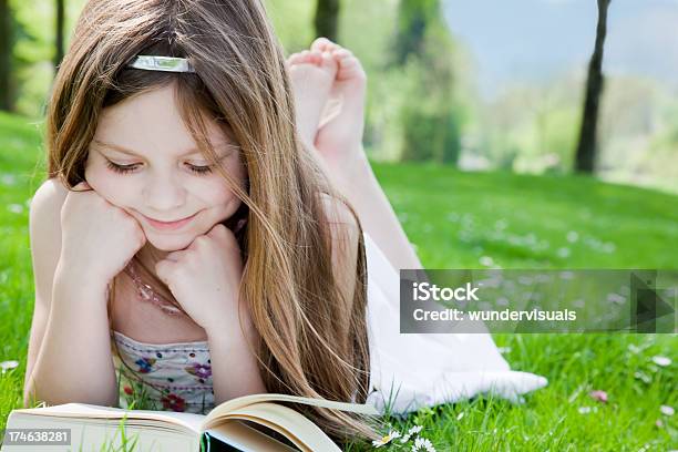 Ragazza Che Legge Un Libro - Fotografie stock e altre immagini di Albero - Albero, Ambientazione esterna, Aperto