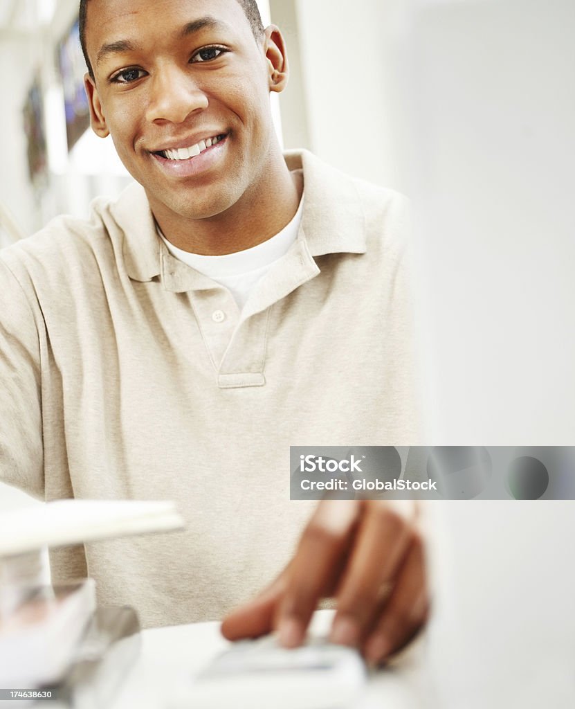 Retrato de un joven sonriente - Foto de stock de 20 a 29 años libre de derechos
