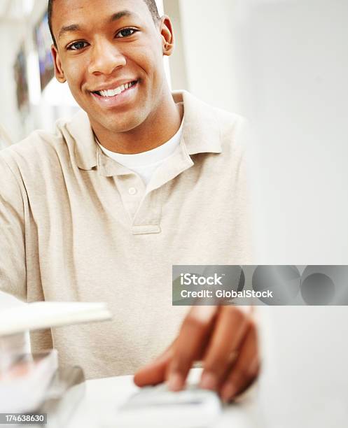 Foto de Retrato De Uma Jovem Sorridente e mais fotos de stock de 20 Anos - 20 Anos, 20-24 Anos, Aconchegante