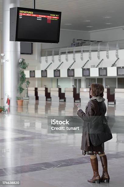 Mujer En El Aeropuerto Foto de stock y más banco de imágenes de 30-39 años - 30-39 años, Adulto, Adulto de mediana edad