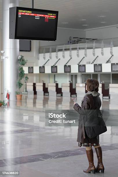 Photo libre de droit de Femme À Laéroport banque d'images et plus d'images libres de droit de Adulte - Adulte, Adulte d'âge moyen, Affichage dynamique