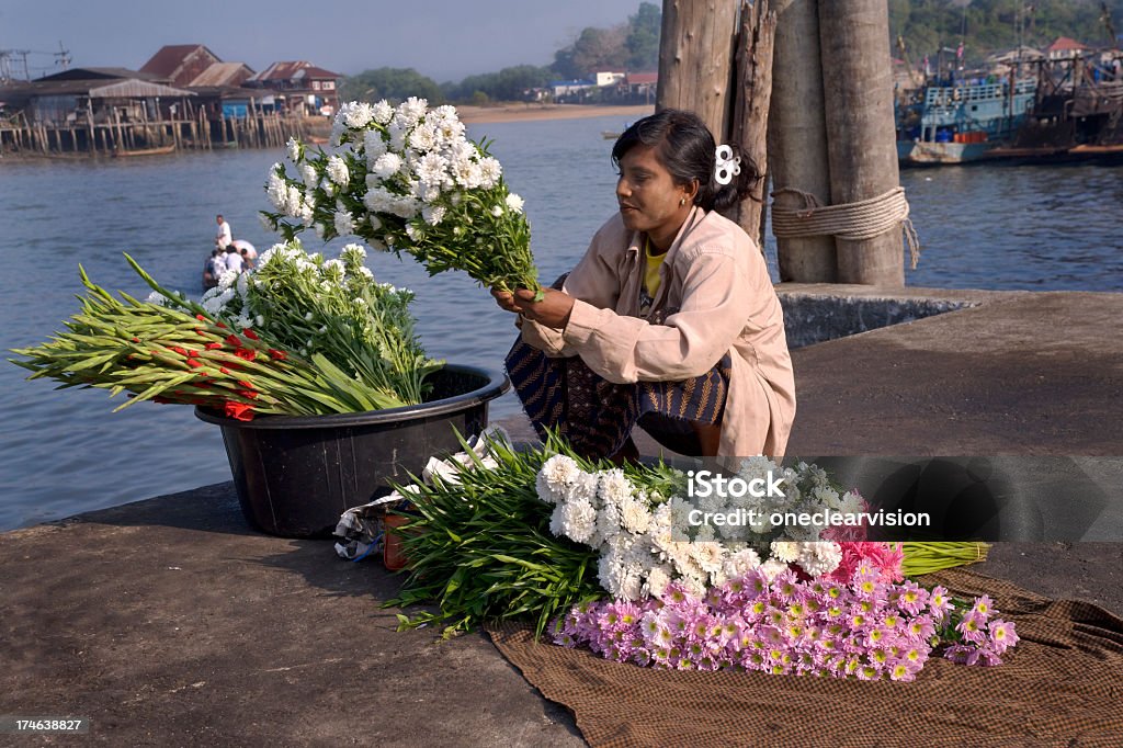 Burmese fiore venditore - Foto stock royalty-free di Adulto