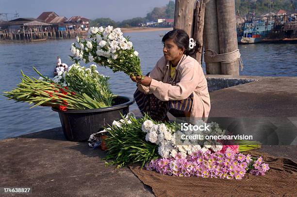 Burmese Fiore Venditore - Fotografie stock e altre immagini di Adulto - Adulto, Asia, Birmani