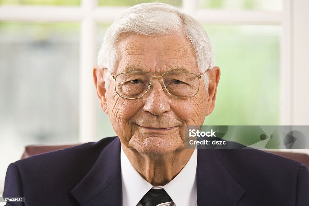 Starszy Biznesmen siedzi w krzesło executive, patrząc na kamery - Zbiór zdjęć royalty-free (80-89 lat)