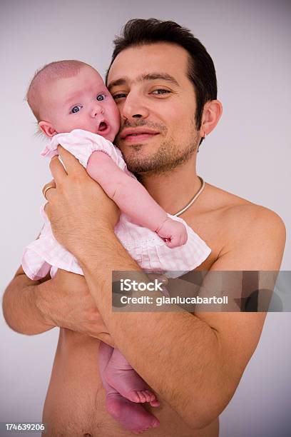 Pai E Filha - Fotografias de stock e mais imagens de 20-29 Anos - 20-29 Anos, 25-29 Anos, Abraçar